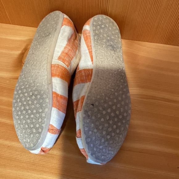Toms in summer colours.  like new. Size 6 - Picture 4 of 6